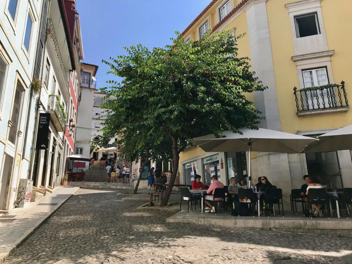Change The World - - Almedina Hostel Coimbra